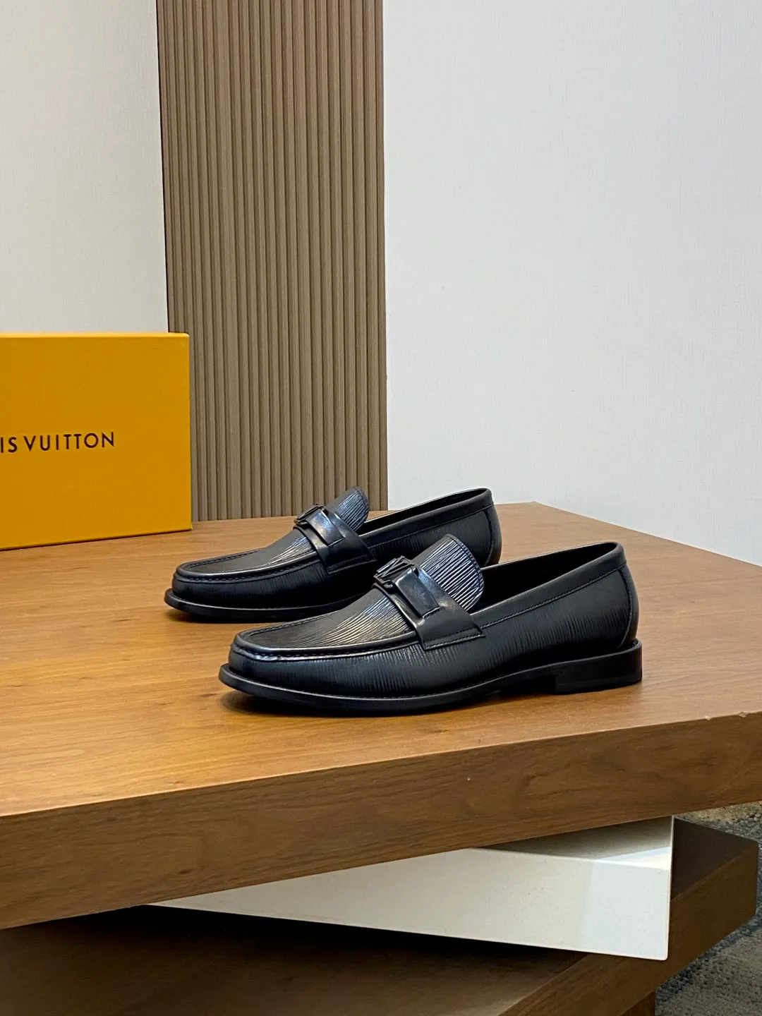 💰920 LV GLOVE slip-on loafers, top quality products produced in Guangzhou, ready for sale! These LV Glove loafers are made of selected soft crystal sheep leather. The leather surface has a slightly wrinkled texture and a very high-end texture. Each pair is unique. The leather surface is light and soft, with a delicate texture and good luster. It is a classic loafer style, with exquisite handmade mark stitching on the toe, and a square toe configuration to highlight the classic style. The horizontal band has hot-printed LV three-dimensional letters, semi-solid handcrafts and a genuine leather outsole, and a rubber patch on the heel to create wear-resistant performance and comfort. One of the must-have loafers for men! Comes with full original packaging! Code number: 39-40-41-42-43-44 (45 customized) standard leather shoe code